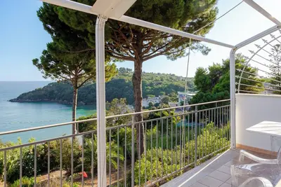 House with sea view, parking and private beach.