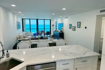 Image de Beautifully Renovated Beach Condo - 3 Month Min.
