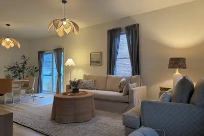 Image de Brand New Cottage Walkable to All Downtown Michigan City & Beach!
