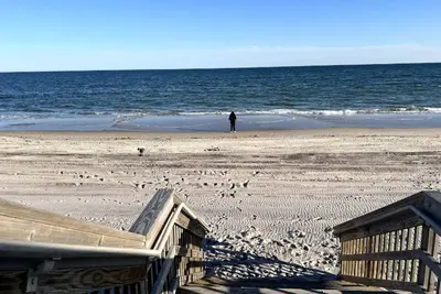 Image de Cozy beach home with deck, grill, outdoor shower - 1 block to beach!