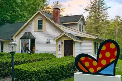 Image de Unique wooded oasis with jacuzzi, sauna, pool, game room - near Keuka Lake