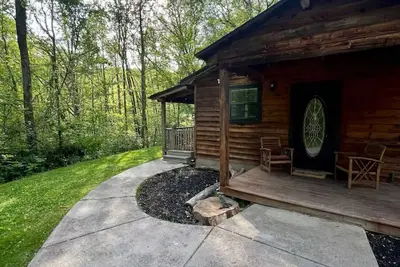 Image de New Listing! Charming Cozy Cabin! Tucked Away in a Peacful Mountain surrounding!