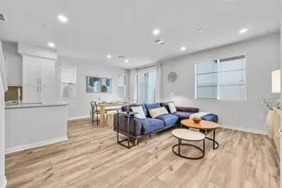 Image de Contemporary · Chic Retreat · Home Away from Home!