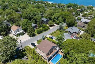 Image de Newly Built, 4br, 3ba house w/ in-ground pool walking distance to Montauk Harbor