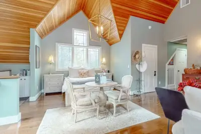 Image de Bright & Cozy Studio w/ Hot Tub | Walk to Lake
