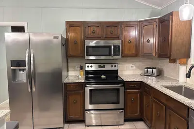 Image de Spacious 4-bedroom Lakefront home in serene Canyon Lake