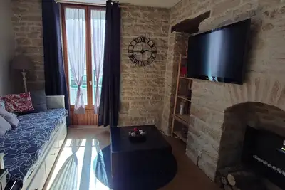 Image de T2 Cosy & Rénové à 2 min de la Gare – Pierres Apparentes & Tout Confort