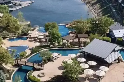 Image de Cozy cabin by the lake with amazing amenities and resort pool!