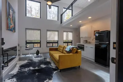 Image de **Cleaning Fee Included** Mini modern cabin nestled in the peaceful hills between Jackson and Putnam County, minutes away from Cummins Falls State Park. Designed for comfort and style, this vacation rental seamlessly blends modern charm with wooded s