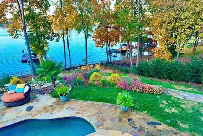 Image de Spacious 6-bedroom Lakehouse with Dock, Pool, Hot tub and fitness room