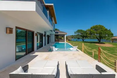 Image de Luxurious 4-Bedroom Beachfront Oasis with Private Amenities