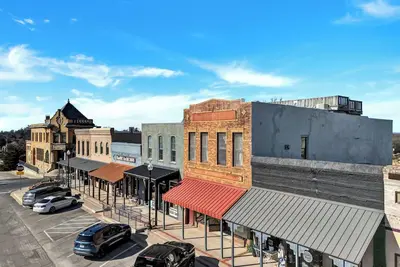 Image de Unique 2-bedroom loft with Ac, WiFi in historic building in Pilot Point Square
