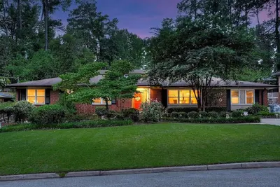 Image de This the ideal Master's rental 1. 4 Miles from course. Maid service included.