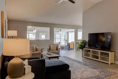 Image de Tall Timbers Waterfront Oasis: 3br \/ 2 Bath Retreat with Garage