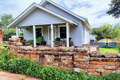 High St. Bungalow; 30 Day+ Lyons Gem! Mt Views, Location, Music, Dog Friendly