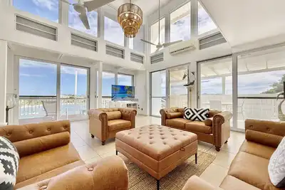 Image de Luxury Villa with Pool, steps from the Beach
