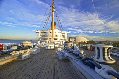 Image de Discover Historic Charm in Our Cozy Ship Stateroom Near Shoreline | 4 Rooms