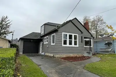 Image de Enjoy the comfort of this four bedroom home in Ne Portland/Roseway Neighborhood!