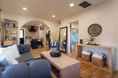 Image de Cozy historic home centrally located. Pet friendly! Beautiful outdoor fireplace.
