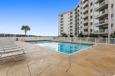 Image de Gulf Front relaxing condo on Gorgeous Pensacola Beach. Private pool, low density!