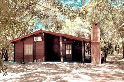 Cozy wooden cabin in superb Paso de la Patria with WiFi, Ac