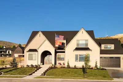 Image de New to Market -Warm and Inviting Basement Level Unit+ year round recreation