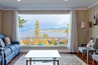 Image de Stunning Pnw Mid-Century Seattle Home w/ Lakefront Views! Sleeps Up to 16 Guests