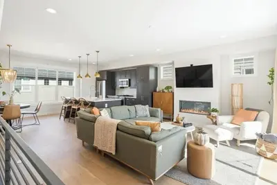 Image de Bright/Beautiful new townhome near Old Town Arvada/Quick access to the Mountains