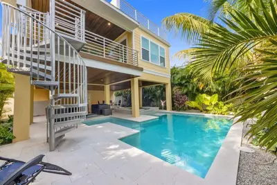 Image de The Oasis at Palmetto - Coastal Retreat w/ Heated Pool, Spa, Steps to Beach