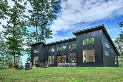 Image de Modern Sanctuary| Modern Amenities Amidst Rustic Charm
