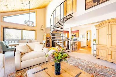 Image de Beautiful 3-bedroom townhome in Avon perfect for your getaway