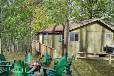 Image de Pet Friendly | 2-Bedroom cabin | Hot tub | Fireplace | Bbq| Ps5