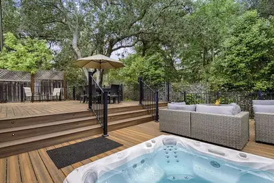 Image de Spacious 4bd 3ba with hot tub, fire pit, and wraparound deck