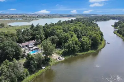 Image de Villa Verde: Private Lake ~ Hot Tub ~ Pool ~ Sauna