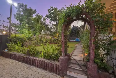 Image de 35 summer hill 4bhk by Arabian villas with huge pool and lawns