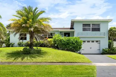 Image de 5 bed Beach House on Lake with Hot Tub & Tiki Cabana!