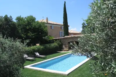 Image de Elégante Bastide du XVIIIe siècle en Provence avec vue et piscine privée