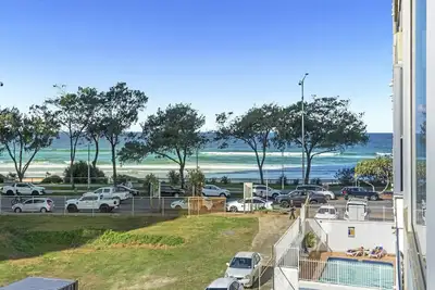 Image de Walk across to the Beach 2Bedroom Unit at Central Surfers with Parking & Netflix