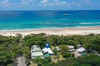 Image de Driftwood on Home Beach Absolute Beachfront