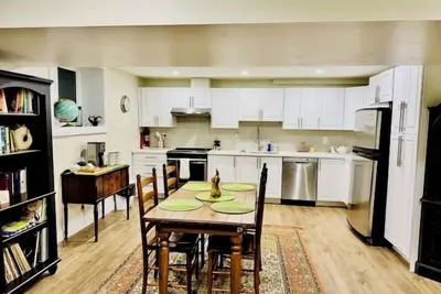 Image de Family-Friendly 2br • Near Lake & Downtown