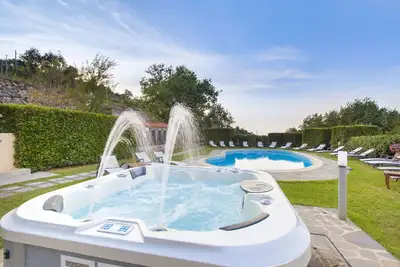 Image de 10 Bedrooms, 10 Bathrooms Villa with Pool, Garden and Sea View