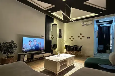 Image de fully furnished luxurious two bedrooms short let apartment.