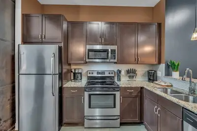 Image de Modern Condo w King Bed, Free Parking & City Views