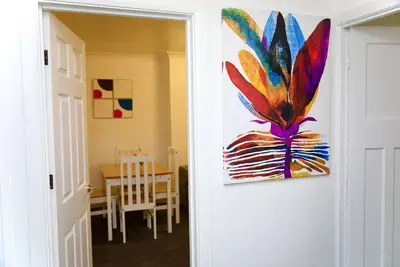 Cosy & Stylish 2 Bedroom G/F flat in Prime Location
