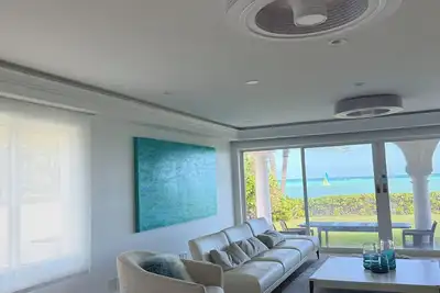 Image de Spacious 5-bedroom estate beachfront in charming Lanikai -newly renovated luxury