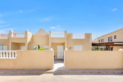 Image de Bungalow Casa Dolce Vita Torrevieja with communal pool.