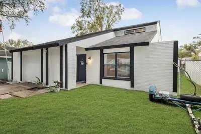 Image de Serenity on Sagebrush | Near Usf | Fenced Yard