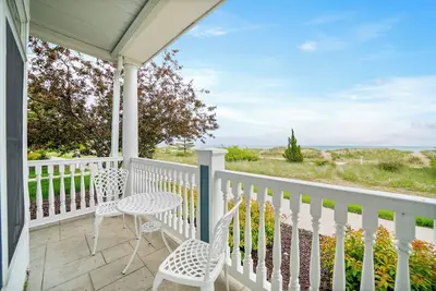 Image de Wandering Waves - Beachfront condo right on Lake Michigan.