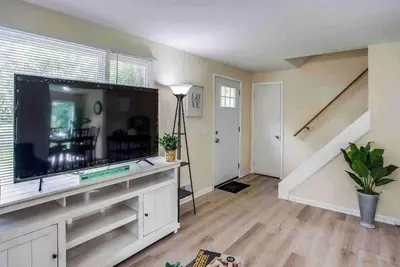 Image de ~Cozy Home~ Steps to Rit by UofR/Airport/Dwtn w/Ac