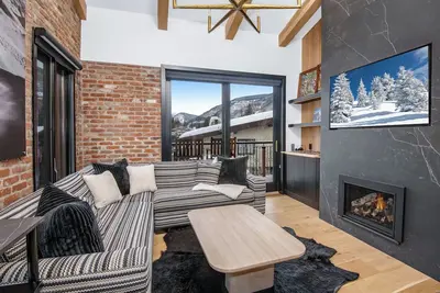Image de Heart of Vail Village Steps to Gondola, Wall302